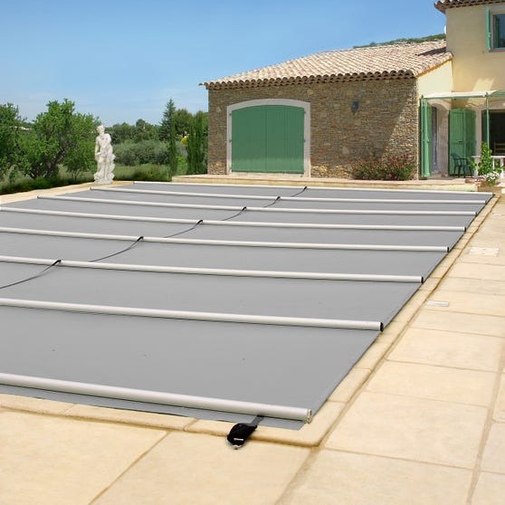 bache de piscine avec des barres de sécurité